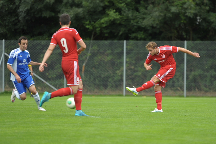 Weixlbaumer (r./FC Vaduz) beim Abschluss. Bild: Jürgen Posch