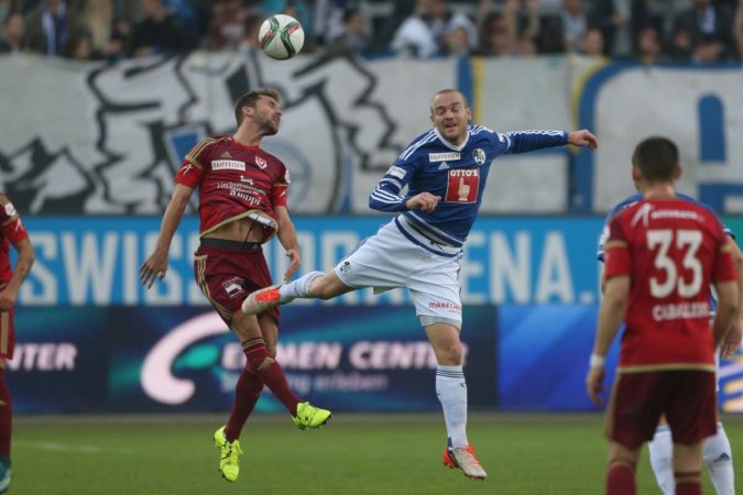 Philipp Muntwiler (FC Vaduz) gegen Marco Schneuwly (R, FCL). (Marc Schumacher/EQ Images)