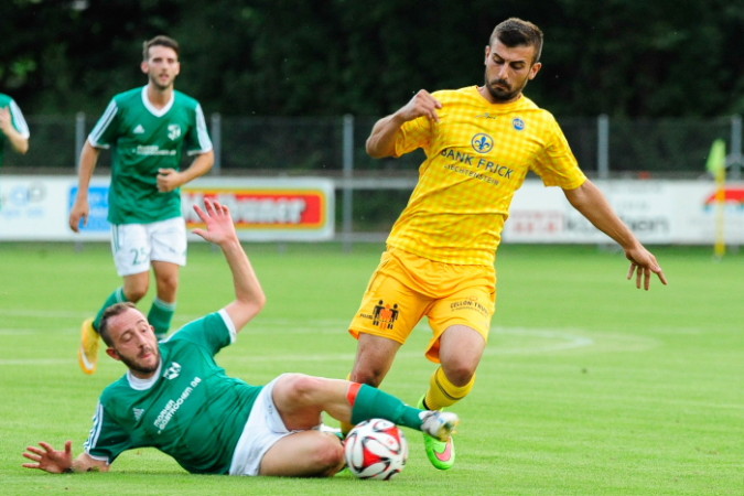 Der Ruggeller Trainer Vito Troisio im Zweikampf mit Domuzeti (FC Balzers). Bild: Jürgen Posch 
