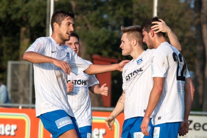 Das Derby USV - Balzers endete vor 900 Zuschauern torlos. Im Bild Trajkovic, Willi, Fässler und Bärtsch.