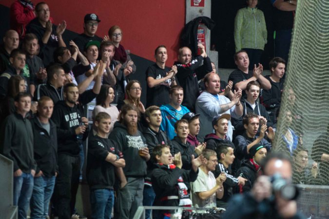VEU-Fans unterstützen ihre Mannschaft, wie hier in der Dornbirner Messehalle am Mittwochabend.