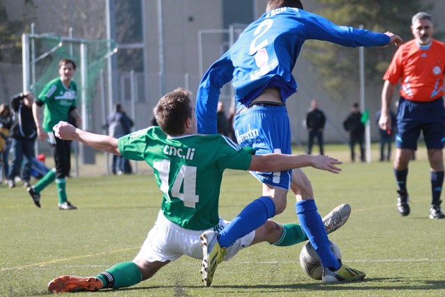 Der FC Ruggell gab zu Hause gegen den FC Rheineck beim 1:1 zwei wichtige Punkte ab. Bild: Jürgen Posch 