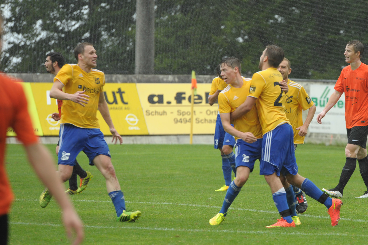  Der FC Triesenberg musste in Diepoldsau eine schmerzliche 3:0-Niederlage in Kauf nehmen. Jetzt heisst es punkten, den die Berger liegen nur noch drei Zähler von einem Abstiegsplatz entfernt. Im Bild Kindle im Spiel gegen Diepoldsau im Herbst 2015 auf der Leitawies. Foto: Jürgen Posch 