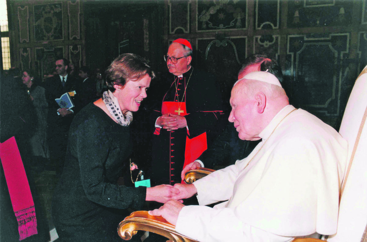 Dr. Renate Wohlwend beim Papstbesuch anlässlich der Rechtsausschuss-Sitzung des Europa Rats vom September 1999 in Rom. 