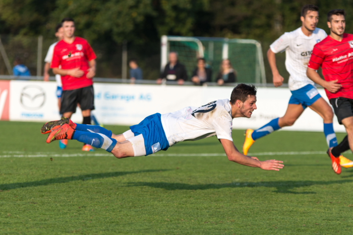 Michael Bärtsch USV erzielt hier per Hechtsprung ein Tor. In Thalwil erzielte er beim wichtigen 2:3-Erfolgres seines Teams alle drei USV-Treffer. Bild: JürgenPosch.