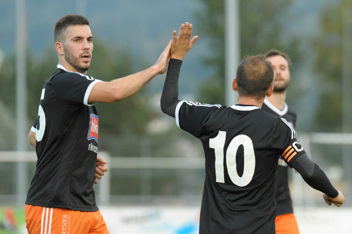 Der FC Schaan (2.) gehört wie der FC Balzers (1.) und der FC Ruggell (1.) zu den grossen Anwärtern auf den Meistertitel in der 3. Liga (Gruppe 2).  Im Bild Nikolic-Zeciri nach dem 0:1 durch den Schaaner Torjäger Zeciri. Foto: Jürgen Posch 