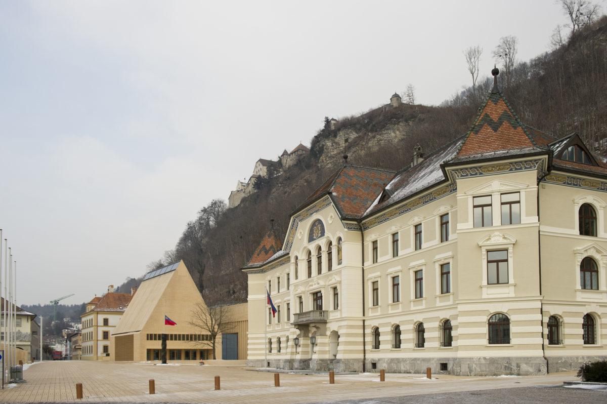 Regierungsviertel in Vaduz mit Regierungsgebäude, Landtag und Schloss © Michael Zanghellini