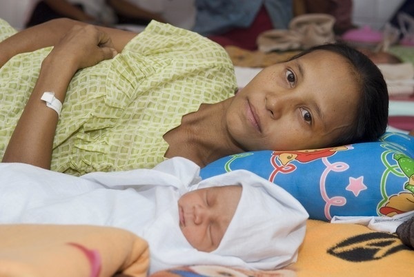 Mutter mit neugeborenem Kind, Geburtsstation der Mae Tao Clinic für Flüchtlinge aus Burma, Maesot, Thailand, Asien