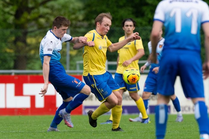USV II - FC Triesenberg 2-3, am 8.Mai 2022,Derby, Graber(USV)-gegen-Beck(Berg)