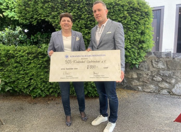 Kiwanisclub FL, Checkübergabe