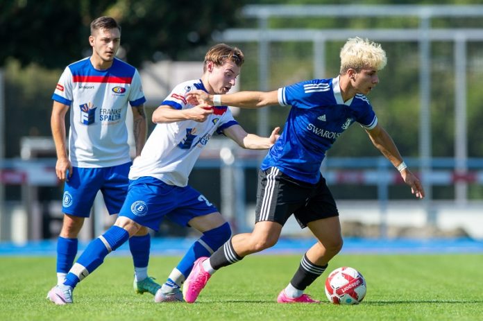 Der FC Schaan gewinnt in Flums 6:1. S. Beck (Bildmitte) erzielte in Flums die 1:0-Führung.