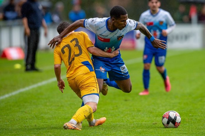 Archivbild: Derby USV-FC Balzers 2:2- Forrer (FCB, links) gegen Santos de Oliveirara (USV). Foto: Jürgen Posch