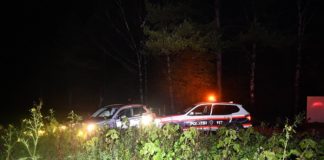 Foto mit FL Polizeiauto und Flüchtlingsauto.